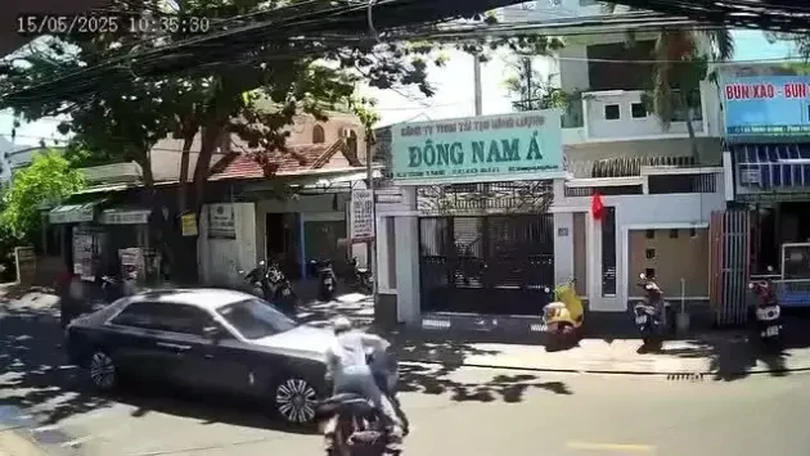 Người đi xe máy bỏ chạy sau va chạm với ô tô
