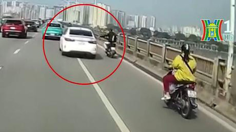 Ô tô chèn xe máy khi bị nhắc nhở đi sai làn