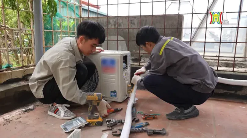 Ngày hè của thợ lắp điều hòa | Nhịp sống Hà Nội | 17/06/2024