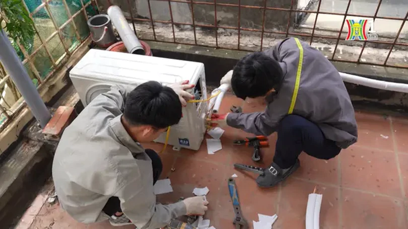 Thợ lắp điều hòa vào mùa bận rộn
