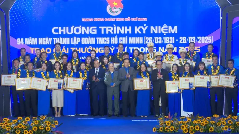 100 cán bộ Đoàn nhận Giải thưởng Lý Tự Trọng