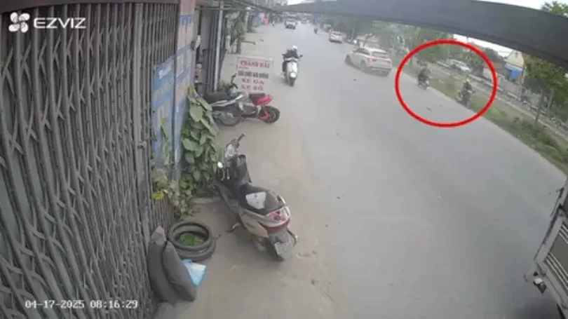 Xe tập lái vượt ẩu đâm gãy càng xe khác