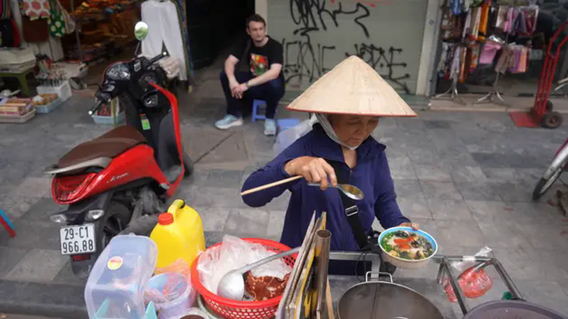 Chuyện một gánh hàng rong trên phố cổ