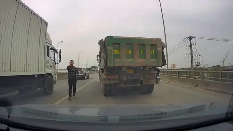 Đã xác minh được tài xế chèn ép xe con trên cầu