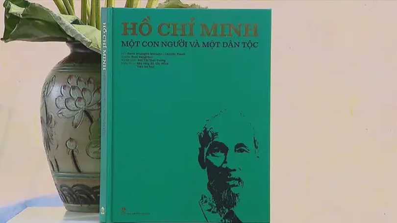 Từ Italia đến Việt Nam: Chân dung Bác Hồ qua trang sách