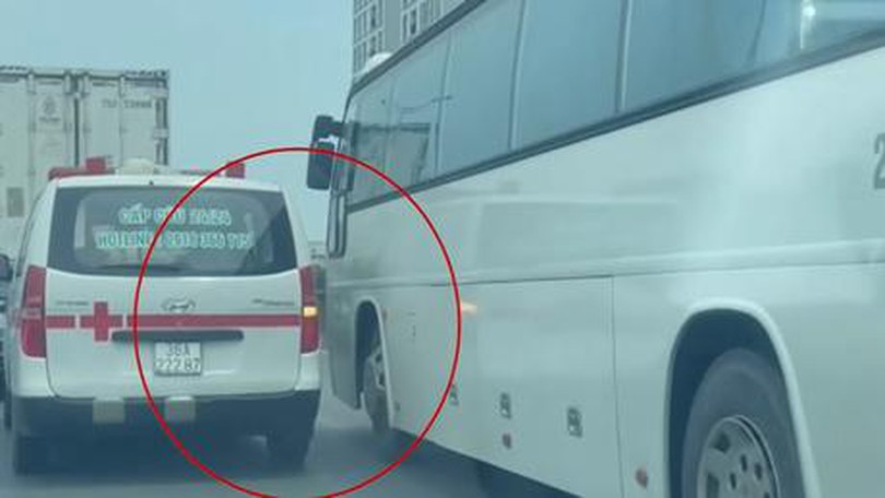 Xe khách lấn làn chặn xe cứu thương