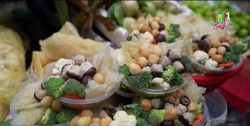 Người Hà Nội tất bật mua sắm cho ngày Tất niên