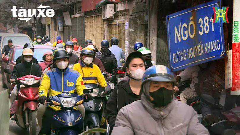Người dân chật vật di chuyển qua ngõ 381 Nguyễn Khang | Bản tin Tàu và Xe | 20/03/2025