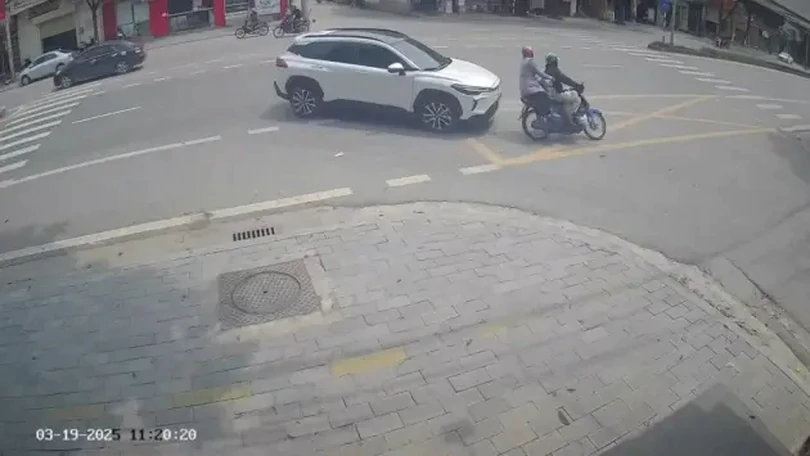 Ô tô quay đầu giữa ngã tư làm ngã xe máy