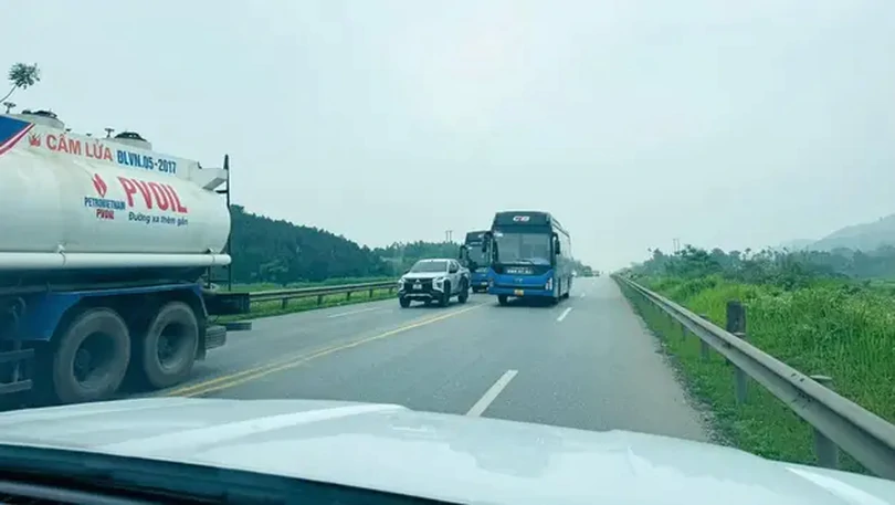 Ô tô khách lấn làn, vượt ẩu trên cao tốc