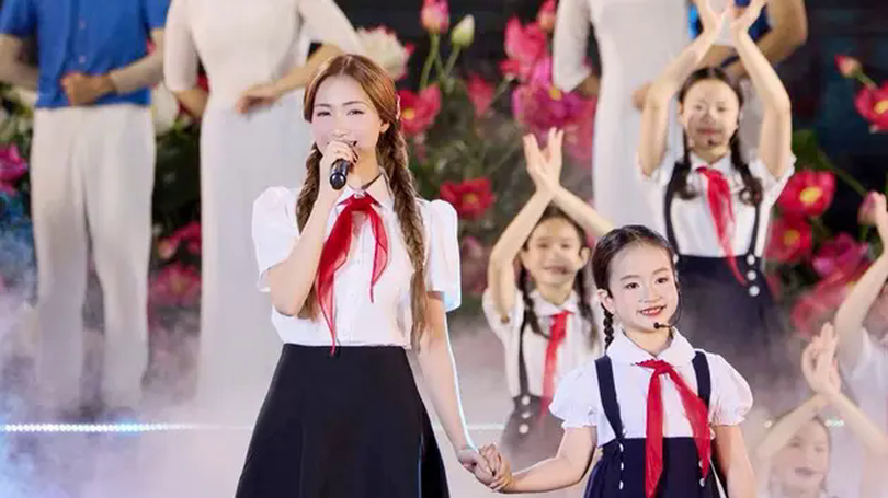 Hòa Minzy xúc động hát về Bác tại Quảng trường Ba Đình