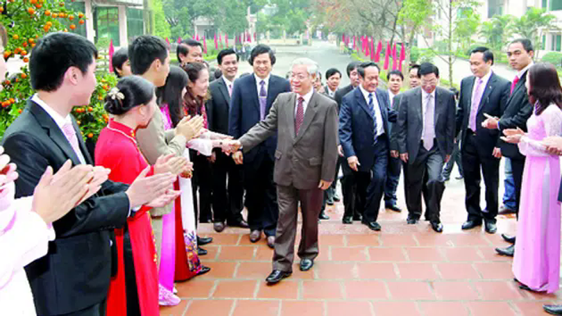Quê hương nghĩa trọng tình cao