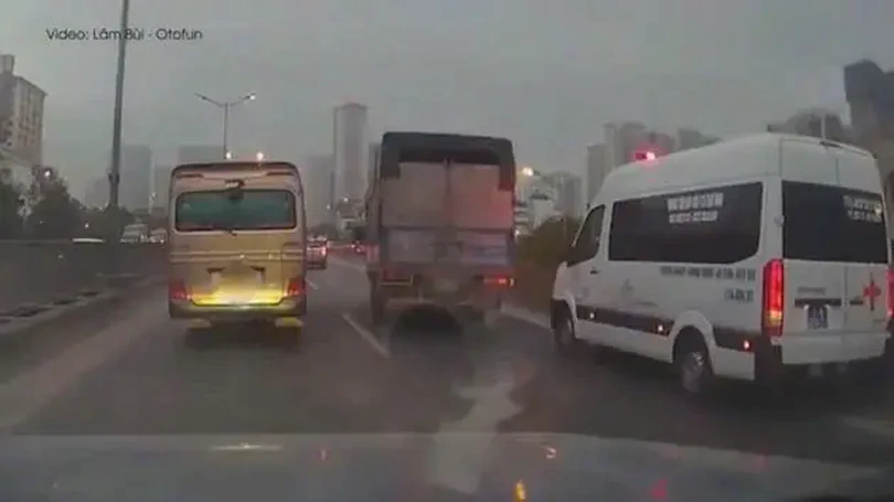 Xe tải nhất quyết không nhường đường cho xe cứu thương