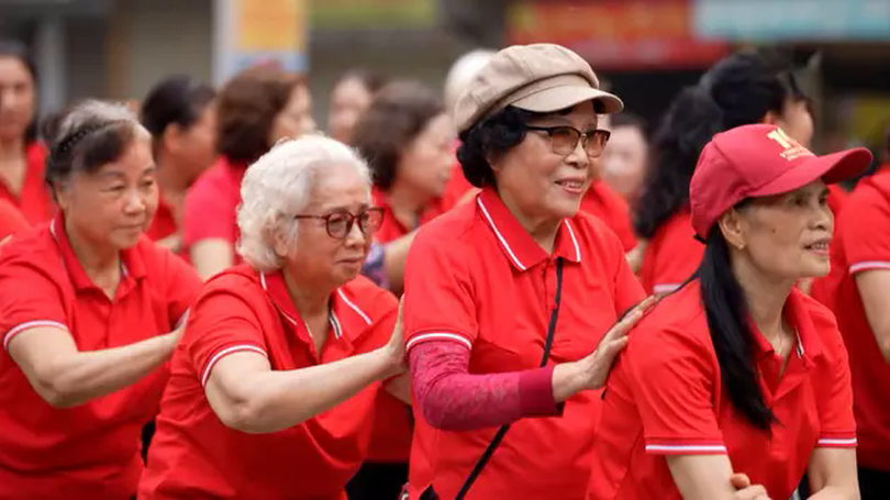 Người cao tuổi tập thể dục buổi sáng