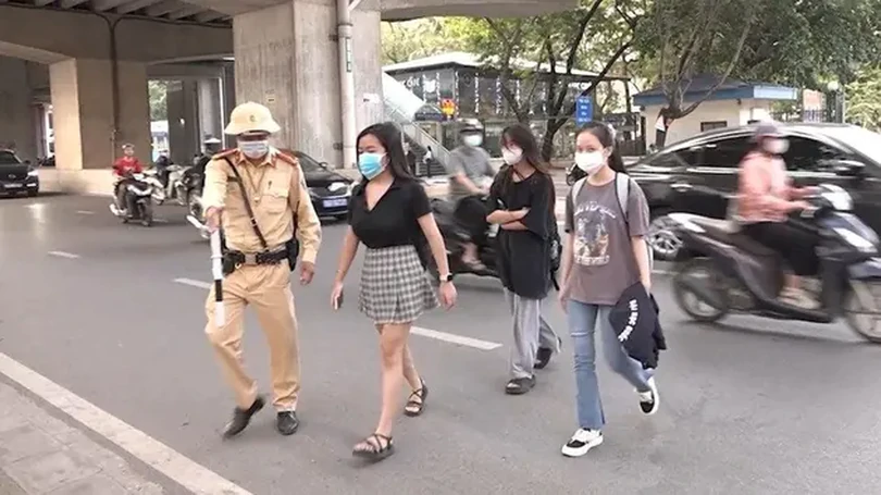Xử lý người đi bộ sang đường không đúng quy định