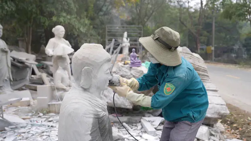 Ông Trường điêu khắc đá núi Trầm | Con đường doanh nhân | 24/02/2025