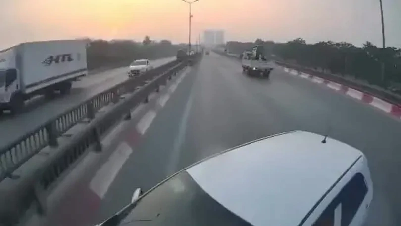 Ô tô chuyển làn ẩu bị đâm xoay ngang