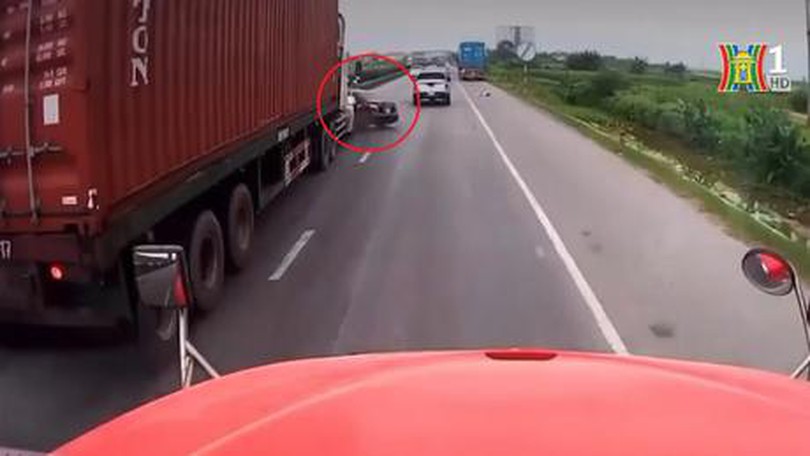 Nguy hiểm khi chuyển làn thiếu quan sát