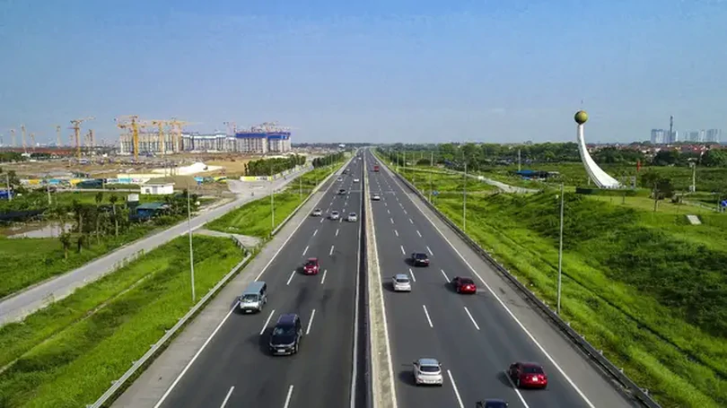 Đi chậm, bám làn trái cản trở giao thông trên cao tốc