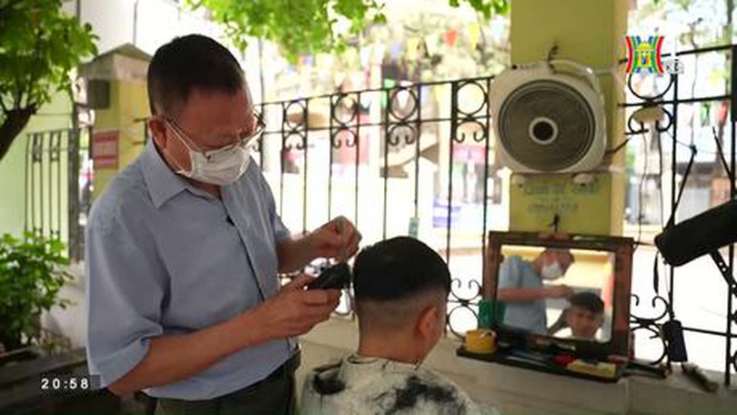 Cắt tóc vỉa hè - phong cách 'sống chậm' của người Hà Nội