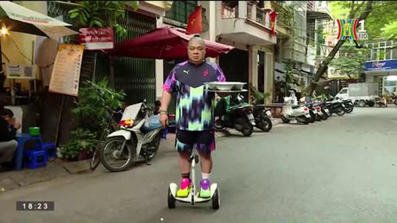 Độc đáo quán phở giao hàng bằng xe điện cân bằng