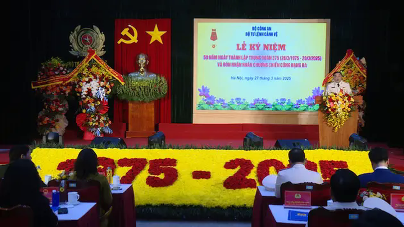 Trung đoàn 375 đón nhận Huân chương Chiến công hạng Ba