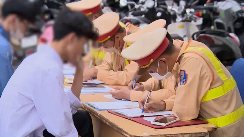 Cha mẹ cần làm gương khi tham gia giao thông