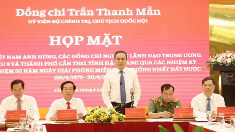 Chủ tịch Quốc hội gặp mặt Mẹ Việt Nam Anh hùng