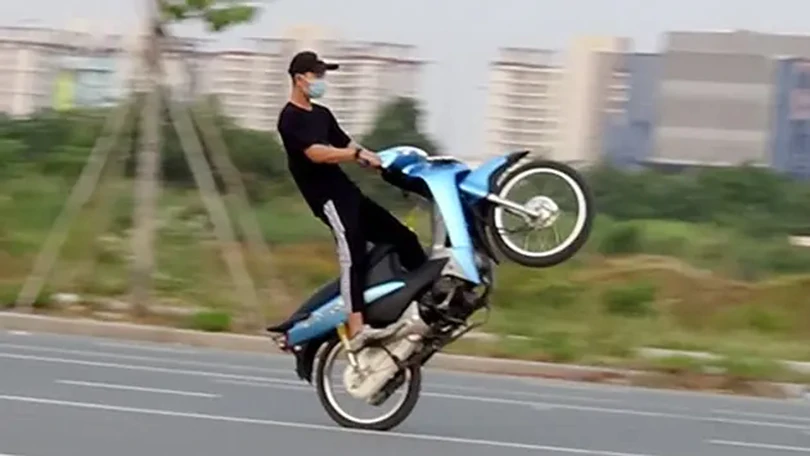 Hiểm họa từ hành vi diễn 'xiếc' trên xe gắn máy