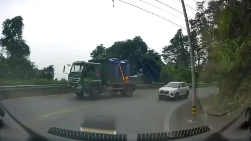 Ô tô suýt gây tai nạn vì vượt ẩu trên đèo