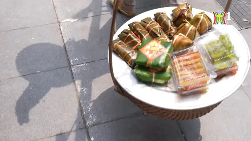 Những gánh hàng rong đủ thức quà vặt Hà thành