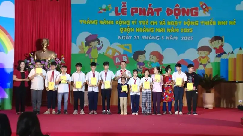 Hơn 300 triệu đồng tặng trẻ em khó khăn quận Hoàng Mai