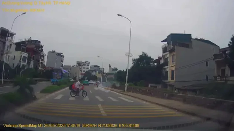 Ô tô suýt đâm vào học sinh sang đường tại khúc cua