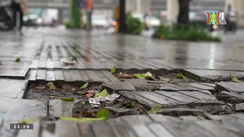 Vỉa hè Hà Nội (Hanoi Review ngày 27/04/2023)