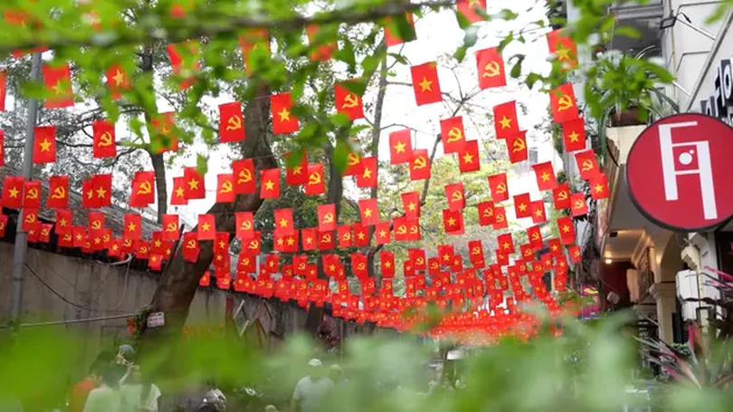 Những ngõ phố rực rỡ cờ hoa