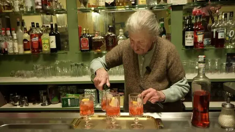 Italia: Nữ bartender 101 tuổi vẫn chưa nghỉ hưu