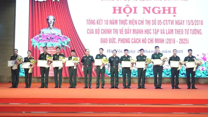 Khen thưởng 38 tập thể, cá nhân thực hiện Chỉ thị số 05
