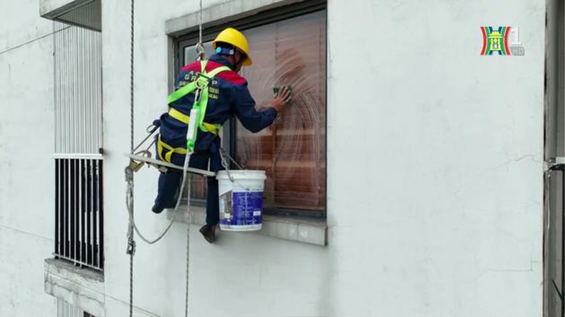 Những người treo mình ngoài cửa sổ