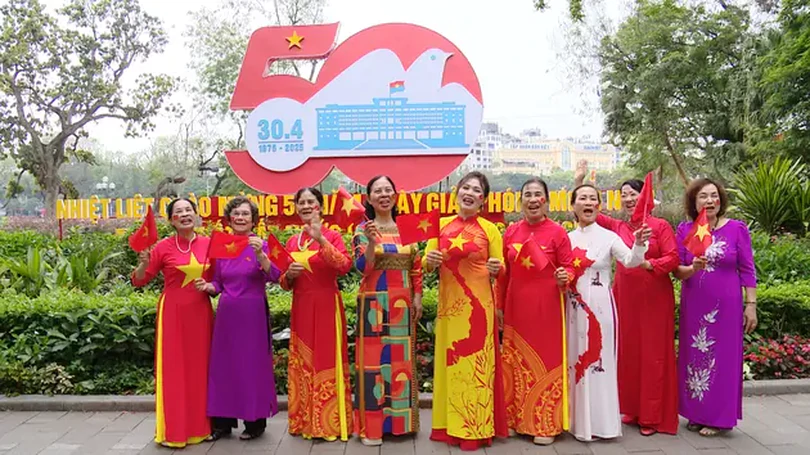 Người dân, du khách vui mừng chào đón ngày lễ thống nhất