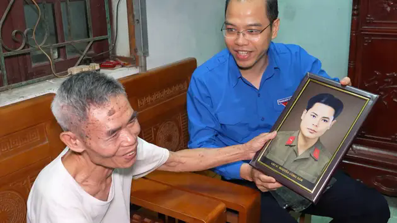 Thanh niên Hà Nội phục dựng di ảnh liệt sĩ