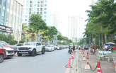 Ô tô đỗ tràn lan dưới chân các toà nhà