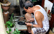 Trải nghiệm tự tay làm dép lốp ở Hà Nội
