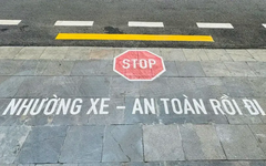 Cục CSGT sơn chữ trên đường 'Nhường xe - an toàn rồi đi'