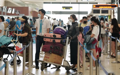 Hàng không chậm chuyến phải xin lỗi và lo ăn nghỉ cho hành khách