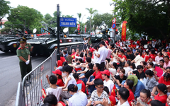 Người dân 'đội nắng, dầm mưa' giữ chỗ xem diễu binh