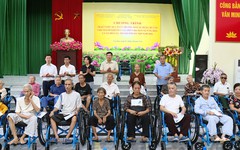 Hà Nội trao tặng 40 xe lăn cho người khuyết tật