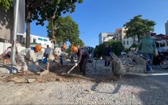 Xén hè đường tại ngã tư Xuân La - Võ Chí Công