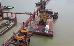 Xuyên Tết trên những cây cầu vượt sông Hồng