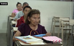 El Salvador: Mẹ 91 tuổi, con 71 tuổi trở lại trường học