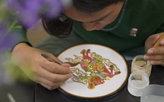 Từ Pháp lam cung đình đến Họa kim sa đương đại